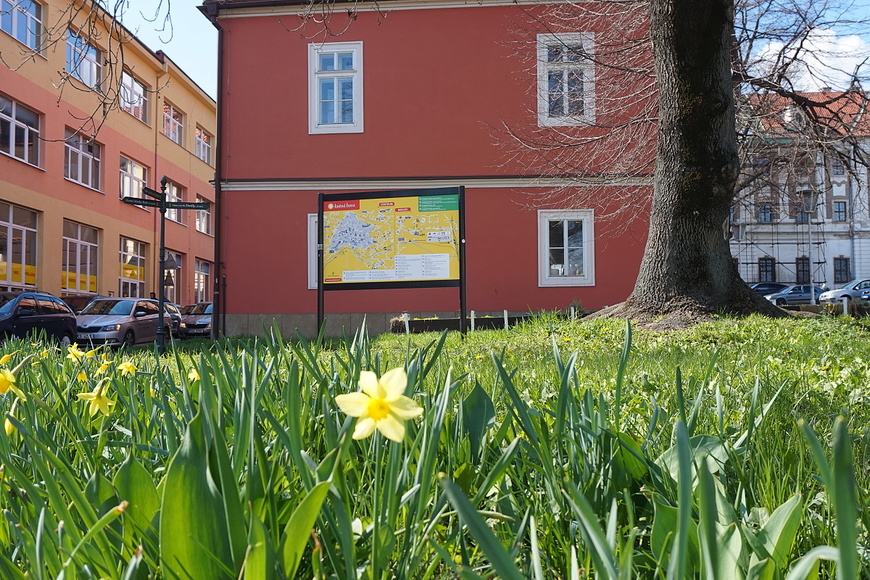 Informacni panel s mapou mesta u parkoviste u klastera sv. Vorsily