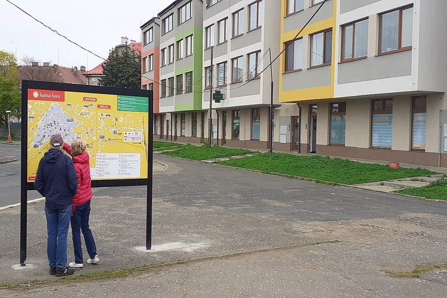 Tabule s turistickou mapou na autobusovém nádraží